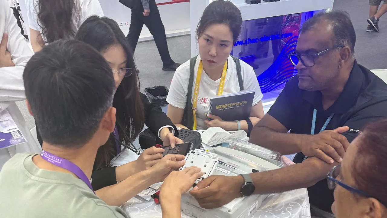 Global buyers visiting the CHAC Electric exhibition booth in 2026